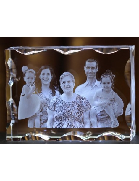 Famille gravée au laser sur une plaque en cristal