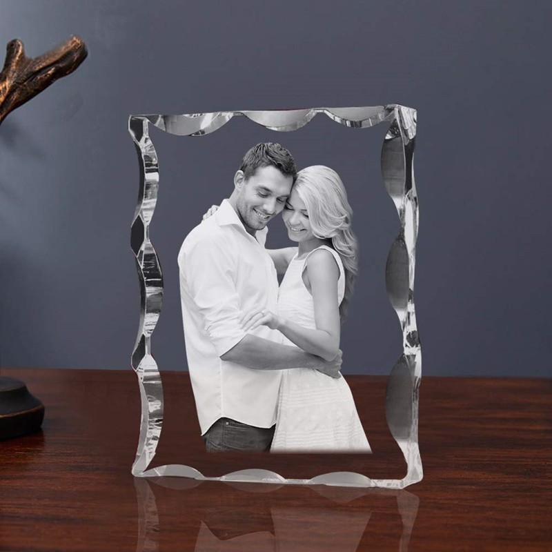 Personnalisation d'un cadre en cristal avec la gravure d'une photo